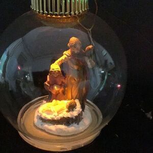 Ornament Manger changing color plugs into tree Christmas lights ￼￼